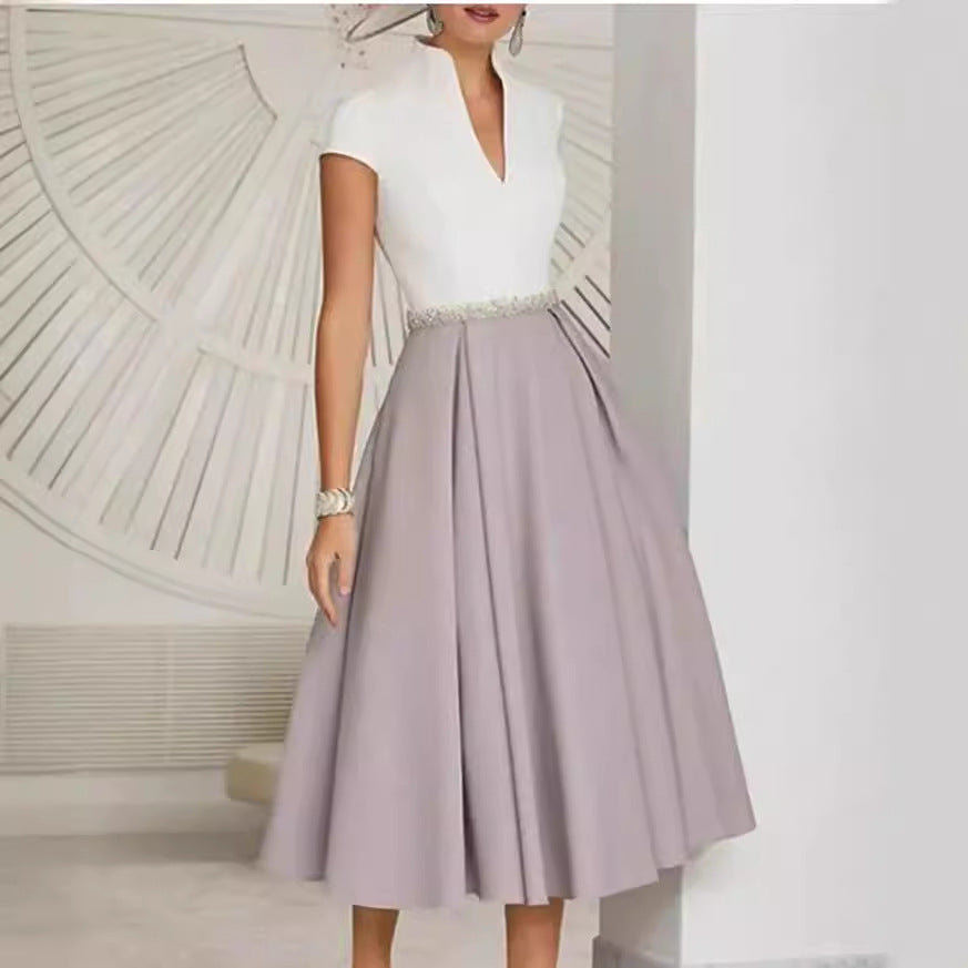 Damklänning midi – V-ringning – A-linjeform – Kort ärm – Plisserad kjol – Midjedekor