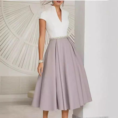 Damklänning midi – V-ringning – A-linjeform – Kort ärm – Plisserad kjol – Midjedekor