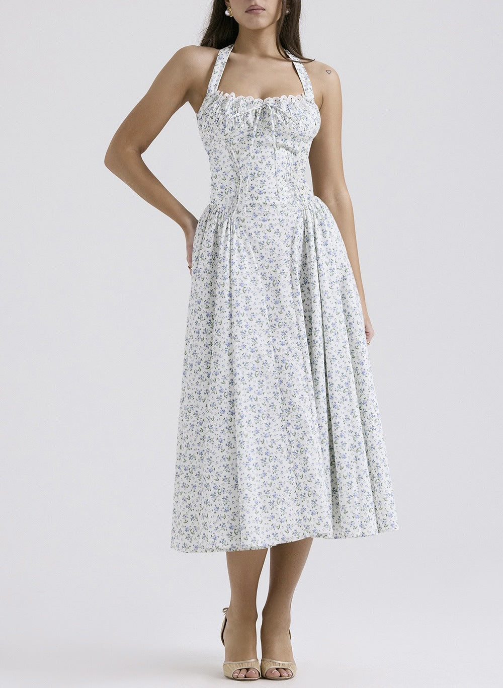 Damklänning – Slim Fit – Halterneck – Rygglös – Rynkad Liv – Midilång Vidd Kjol