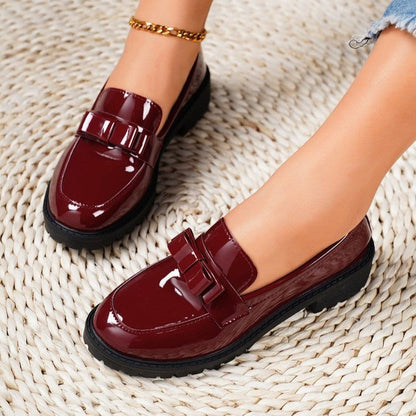 Damloafers – Lackläder – Tofsdetalj – Mittenklack – Klassisk Slip-on Design