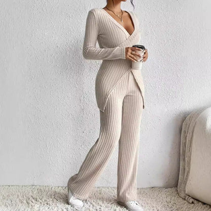 Damset i ribbstickat – Omlottopp med lång ärm – Raka byxor med avslappnad passform