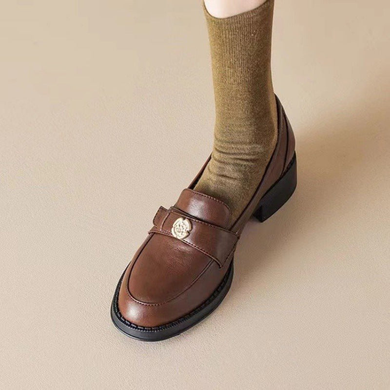 Damloafers – Luksuskänsla – Slip-on – Chunky klack – Pennyrem med gulddetalj