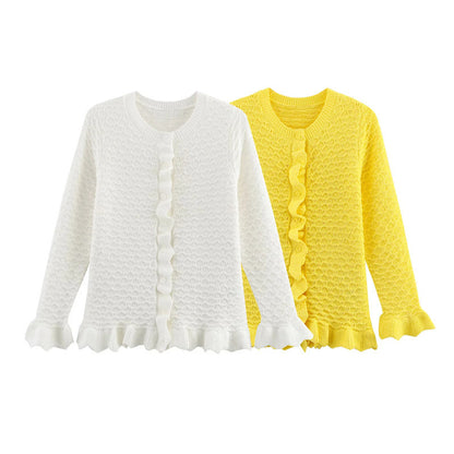 Damtröja med rund hals – Knappar framtill – Volangkant – Hålstickning – Långärmad