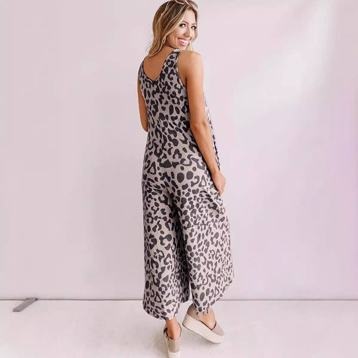 Dam Jumpsuit – Ärmös – Lös Passform – V-ringning – Croppade Vida Ben – Leopardmönstrad