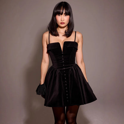 Damklänning mini – A-linjeformad – V-ringning – Sammet – Tunna axelband – Dekorknappar