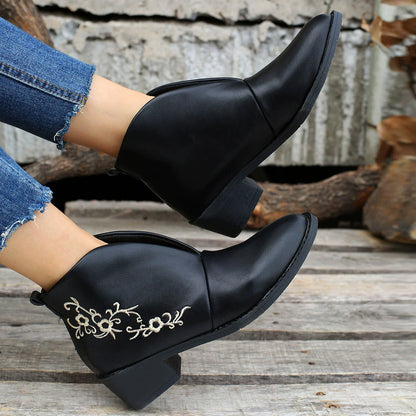 Damstövletter – Låg Blockklack – Blombroderi – V-skuren Ankel – Rund Tå