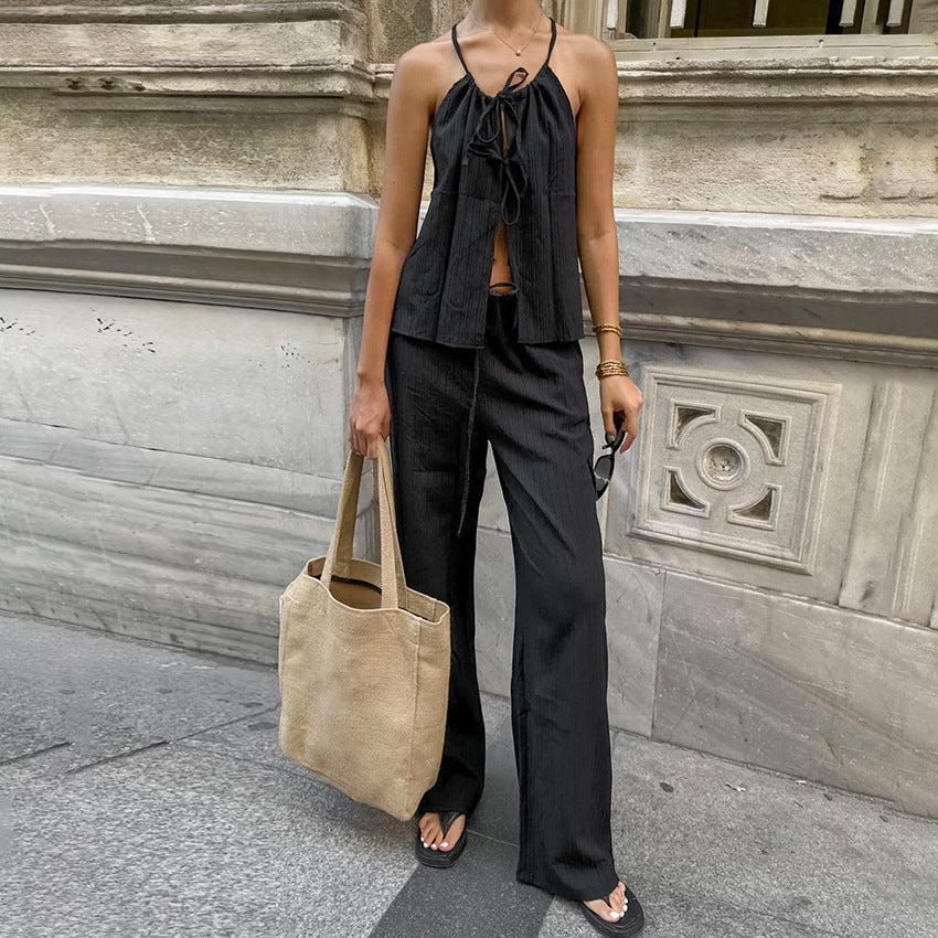 Damset med linnemix – Ärmös crop top med knytning – Vida byxor med hög midja