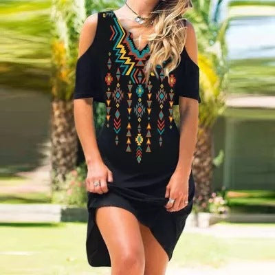 Damklänning – Figurnära Passform – Kall Axel – Broderade Detaljer – Asymmetrisk Fåll