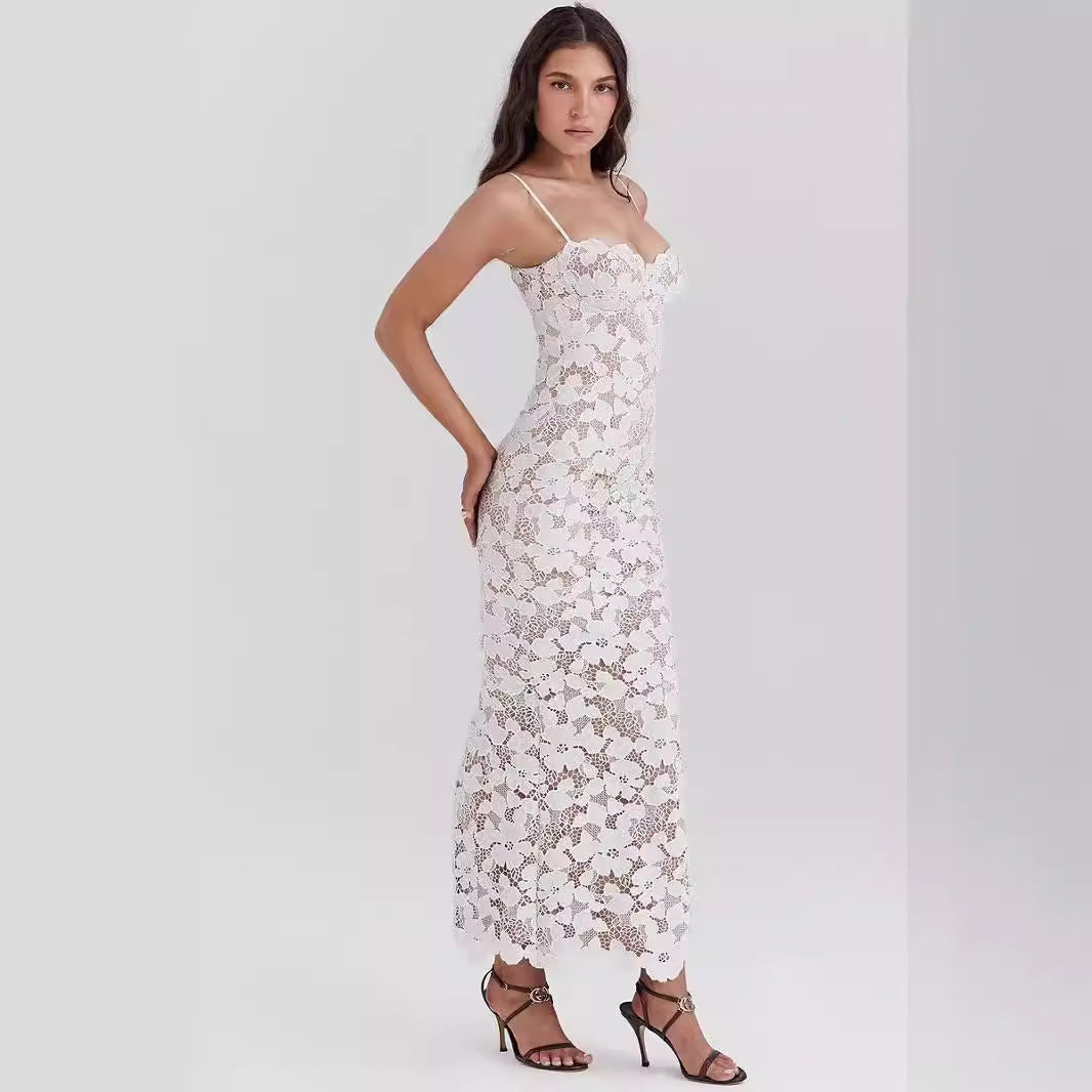 Damklänning – Spetsmaterial – Smal Passform – Hjärtringning – Hellång Festklänning