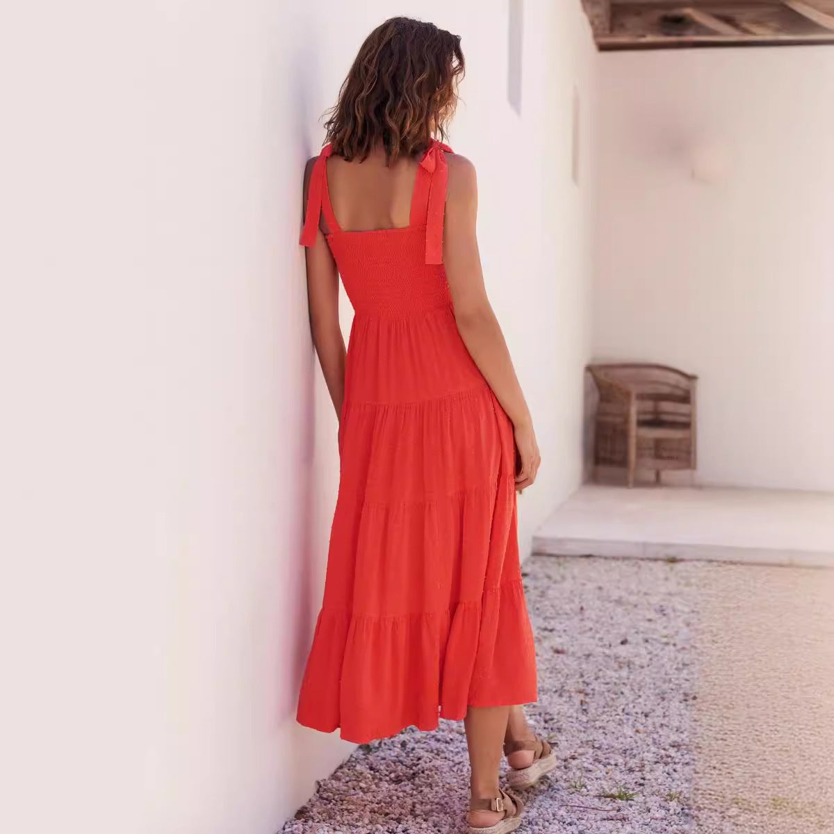 Damklänning i midilängd – Smockad överdel – Justerbara knytband – Svepande kjol