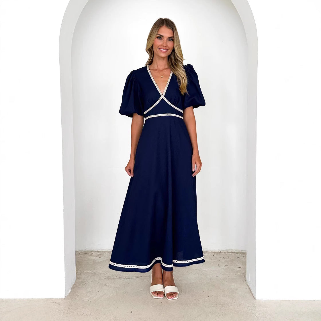 Damklänning – Hellång – V-ringning – Puffärm – Spetsdetaljer – Markerad midja