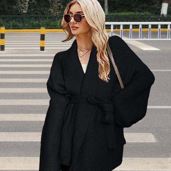 Damkofta – Chunkystickad – Oversizepassform – V-ringning – Midilängd med knytband