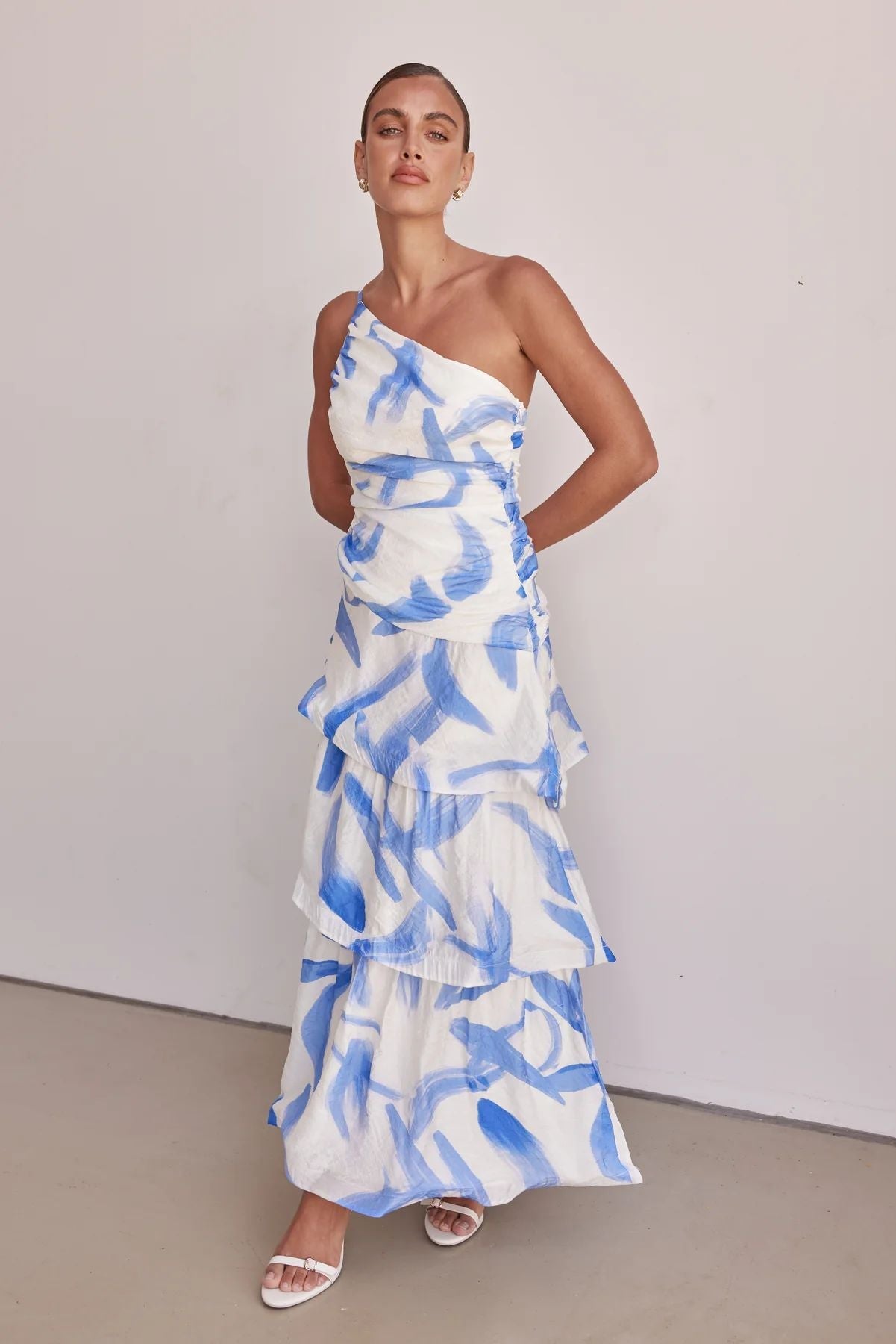 Damklänning maxi – A-linje – One shoulder – Rynkat liv – Volanger – Mönstrad