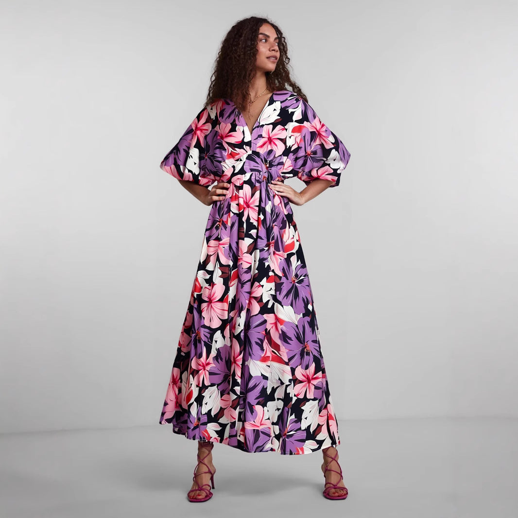 Damklänning – Hög midja – Lös passform – V-ringning – Korta vida ärmar – Hellång med slits