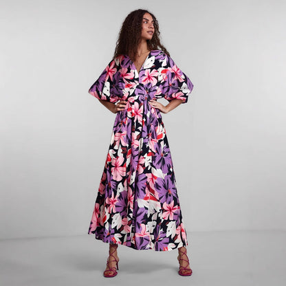 Damklänning – Hög midja – Lös passform – V-ringning – Korta vida ärmar – Hellång med slits