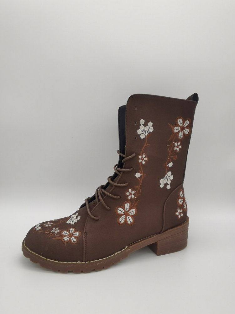 Damstövlar i mellanhöjd – Blommig brodyr – Blockklack – Snörning med dragkedja
