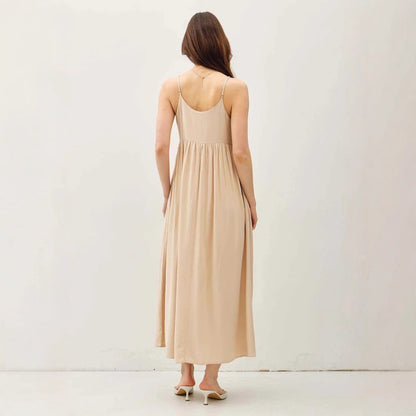 Damklänning maxi – Lång modell – Flowy passform – V-ringning – Spagettiband