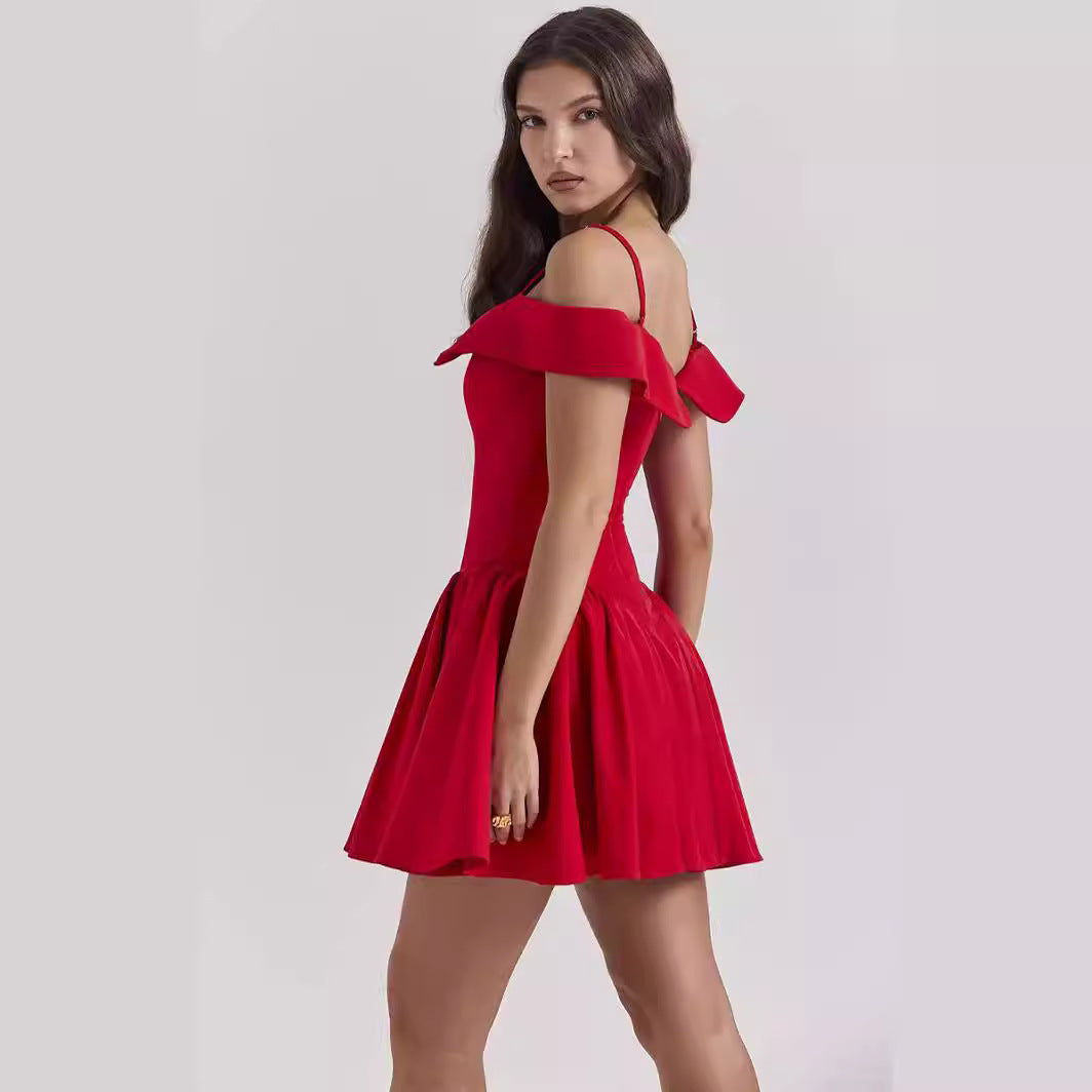 Damklänning – Figursydd & Utsvängd – V-ringning – Spagettiband – Plisserad kjol – Av axel-design