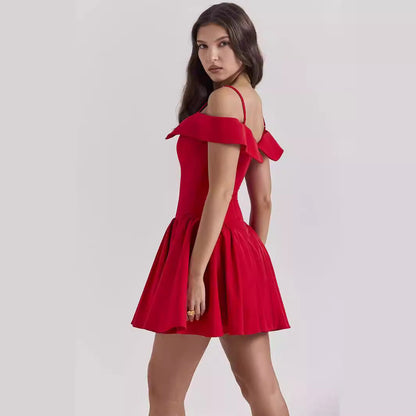 Damklänning – Figursydd & Utsvängd – V-ringning – Spagettiband – Plisserad kjol – Av axel-design