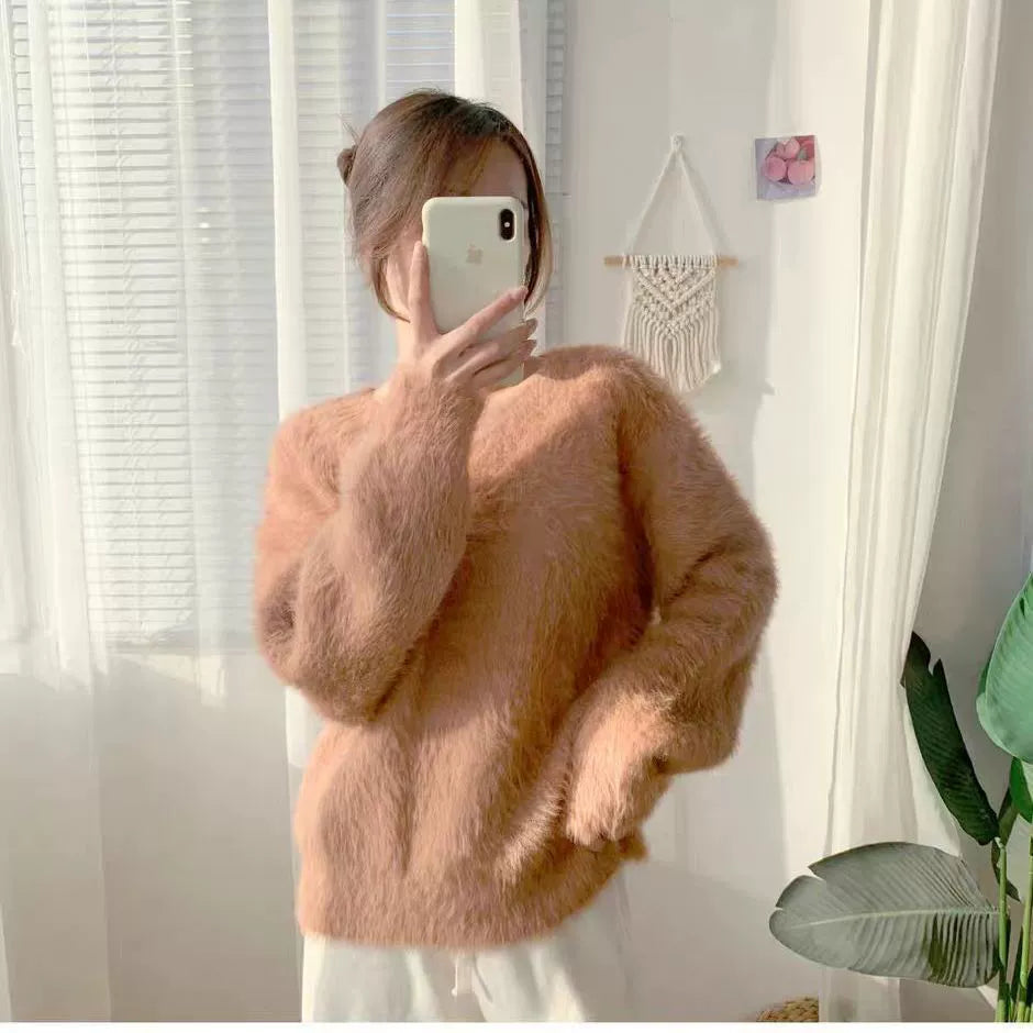 Damtröja med V-ringning – Fluffig Stickning – Lös Passform – Ribbad Kant