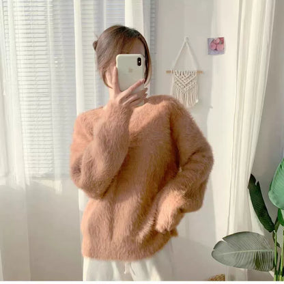 Damtröja med V-ringning – Fluffig Stickning – Lös Passform – Ribbad Kant