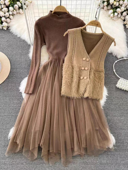 Damklänning i två delar – Figurnära stickad topp – A-linjeformad meshkjol – Västdetalj