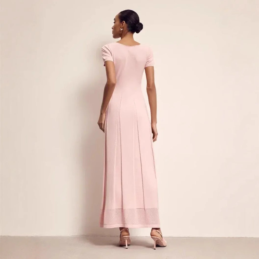 Damklänning maxi – Slim fit – V-ringning – Korta ärmar – Plisserad med slits