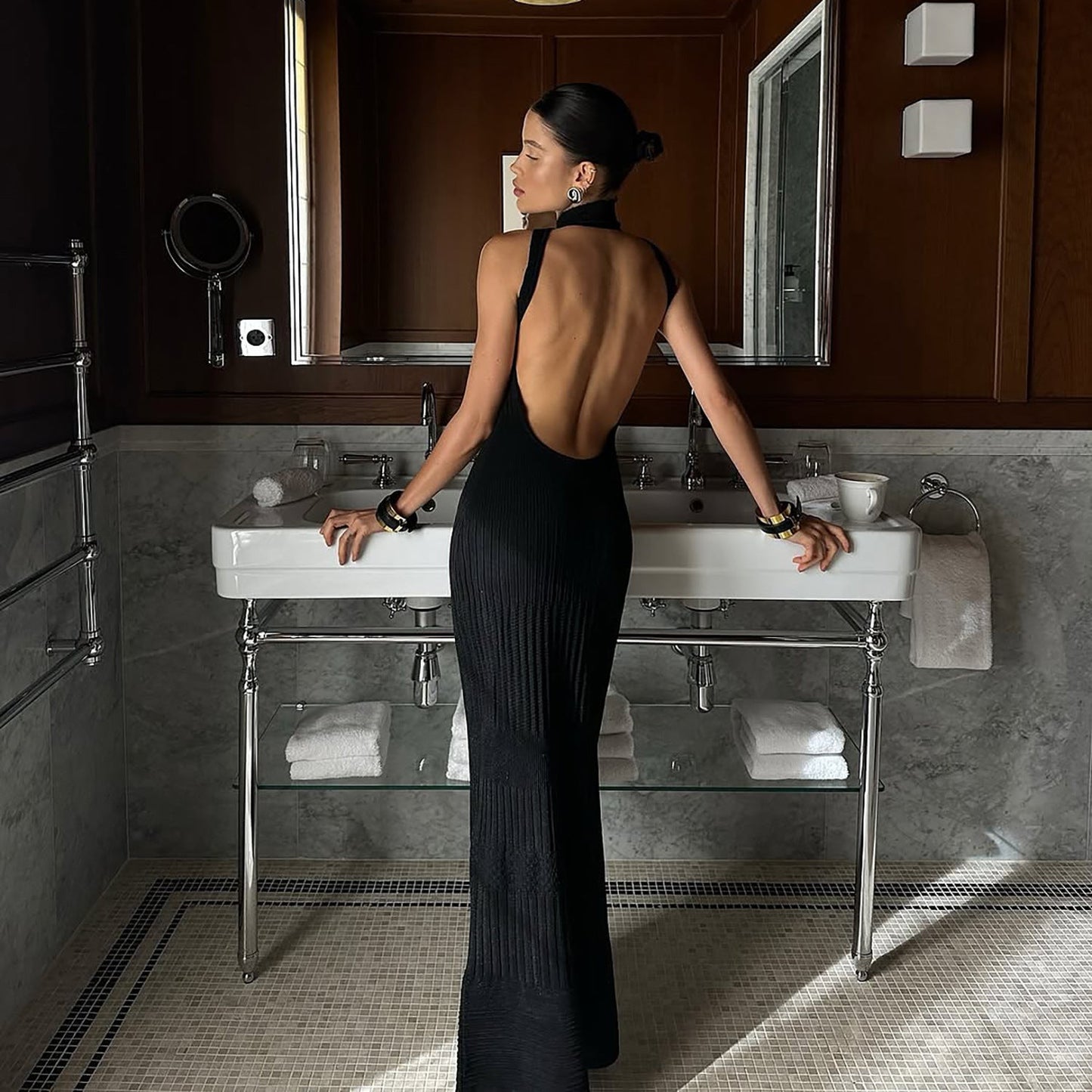 Damklänning – Slim Fit – Halterneck – Ärmlös – Öppen Rygg – Stickat Tyg – Midilängd