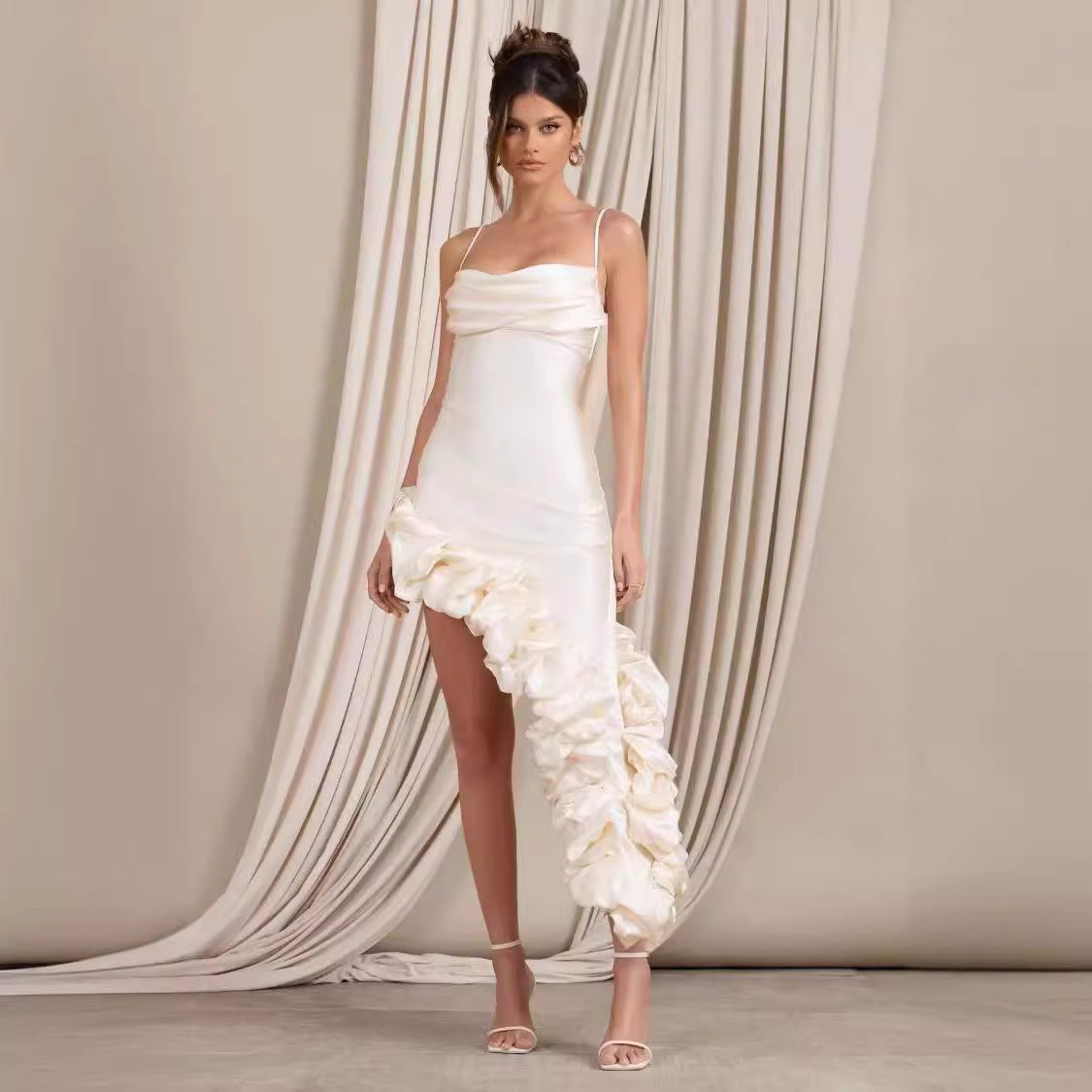 Damklänning – Figurnära Aftonklänning – Satin – Asymmetrisk Fåll – Rynkade Detaljer