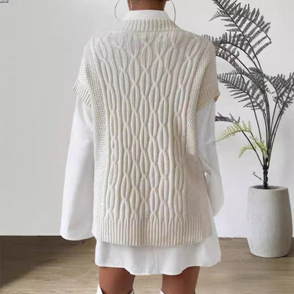 Damväst – Oversize Passform – Mjuk Kabelstickning – Djup V-ringning – Breda Ribbor
