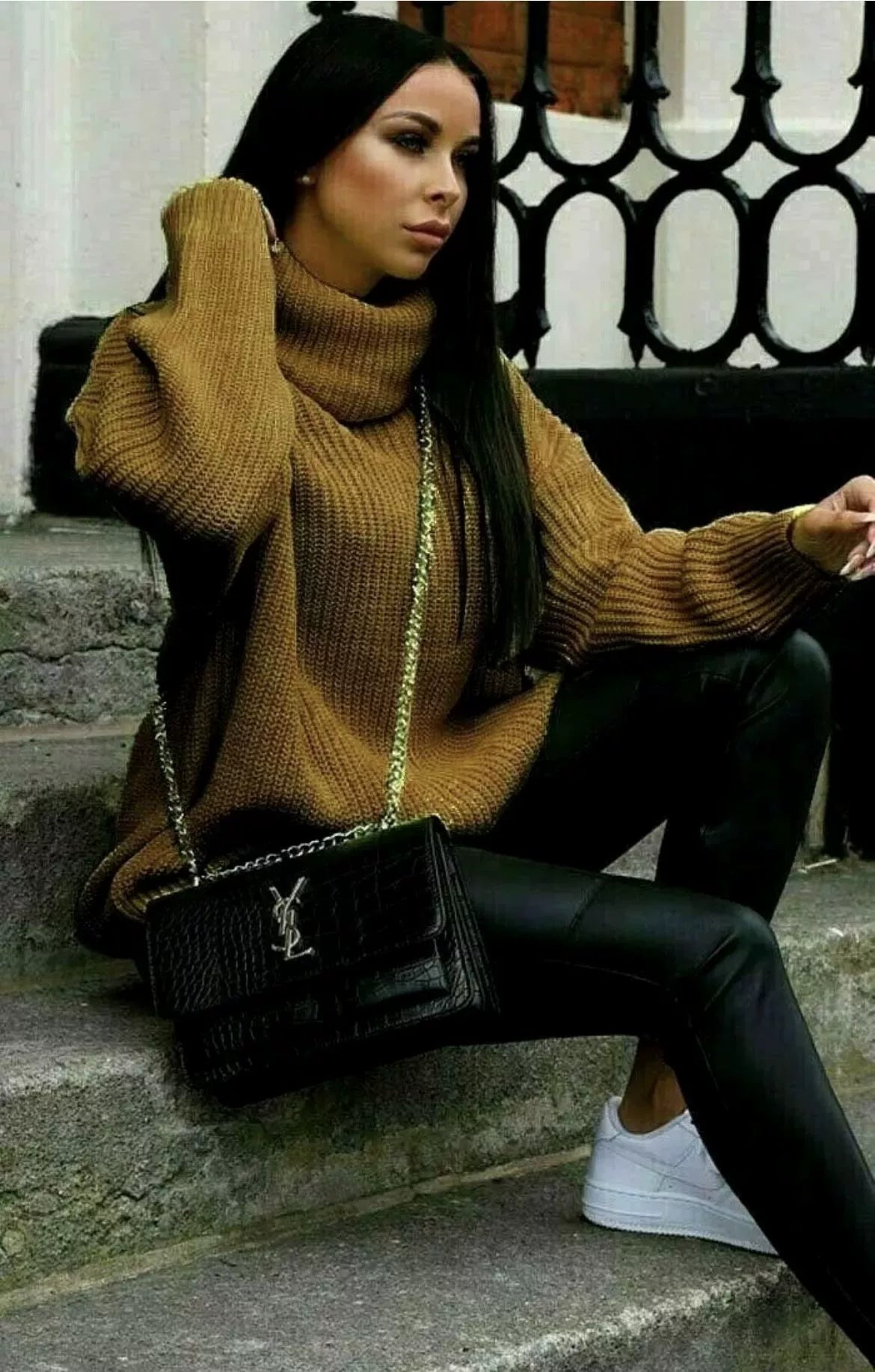 Damtröja i stickat – Oversize passform – Polokrage – Ribbad ärm och struktur