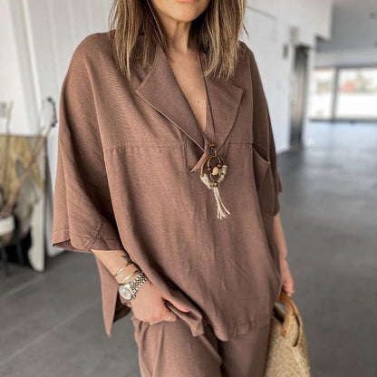 Damset – V-ringad topp med krage – Vida hellånga byxor – Avslappnad passform