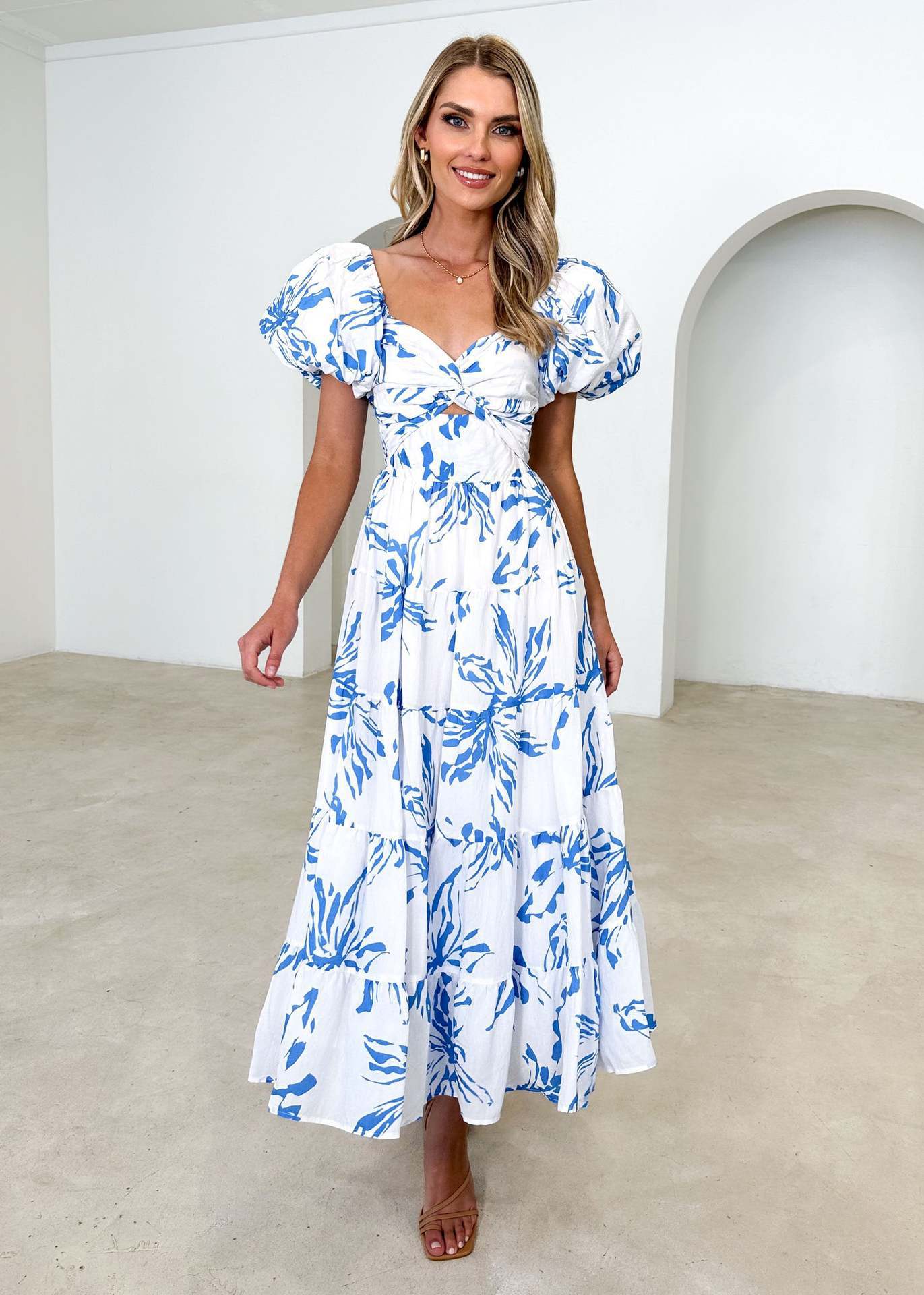 Damklänning maxi – Fit and flare – Puffärm – Utskuren livdel – Volangkjol – Mönstrad