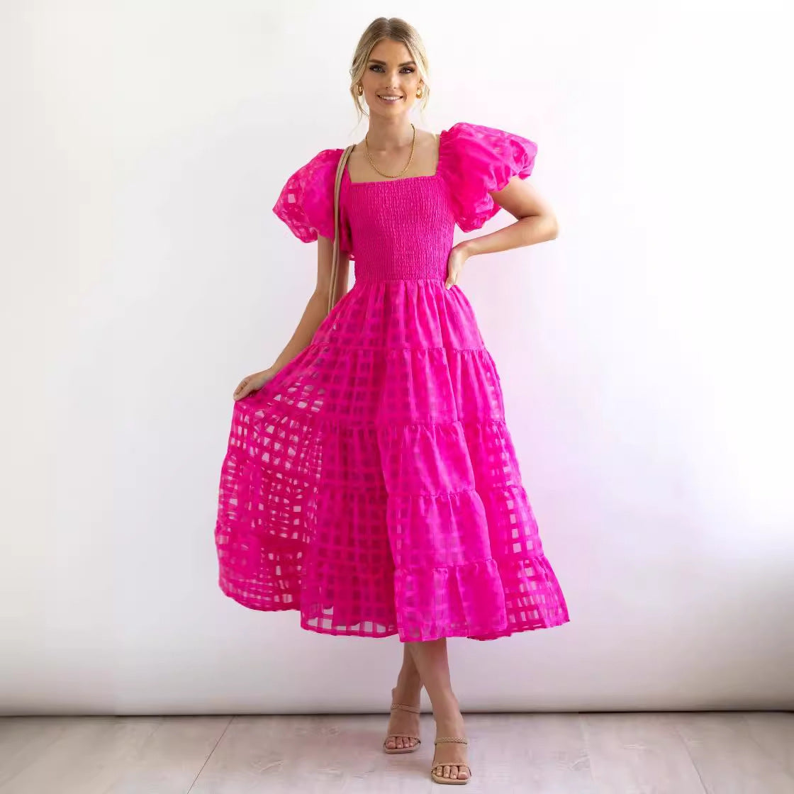 Dam Maxi Klänning – Off Shoulder – Puffärmar – Smockad Midja – Skiktad Kjol