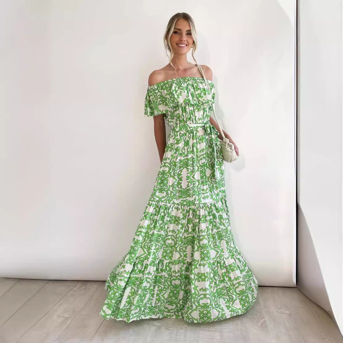 Damklänning – Maxilängd – Off Shoulder – Volangkrage – Midjeband – Tierskirt