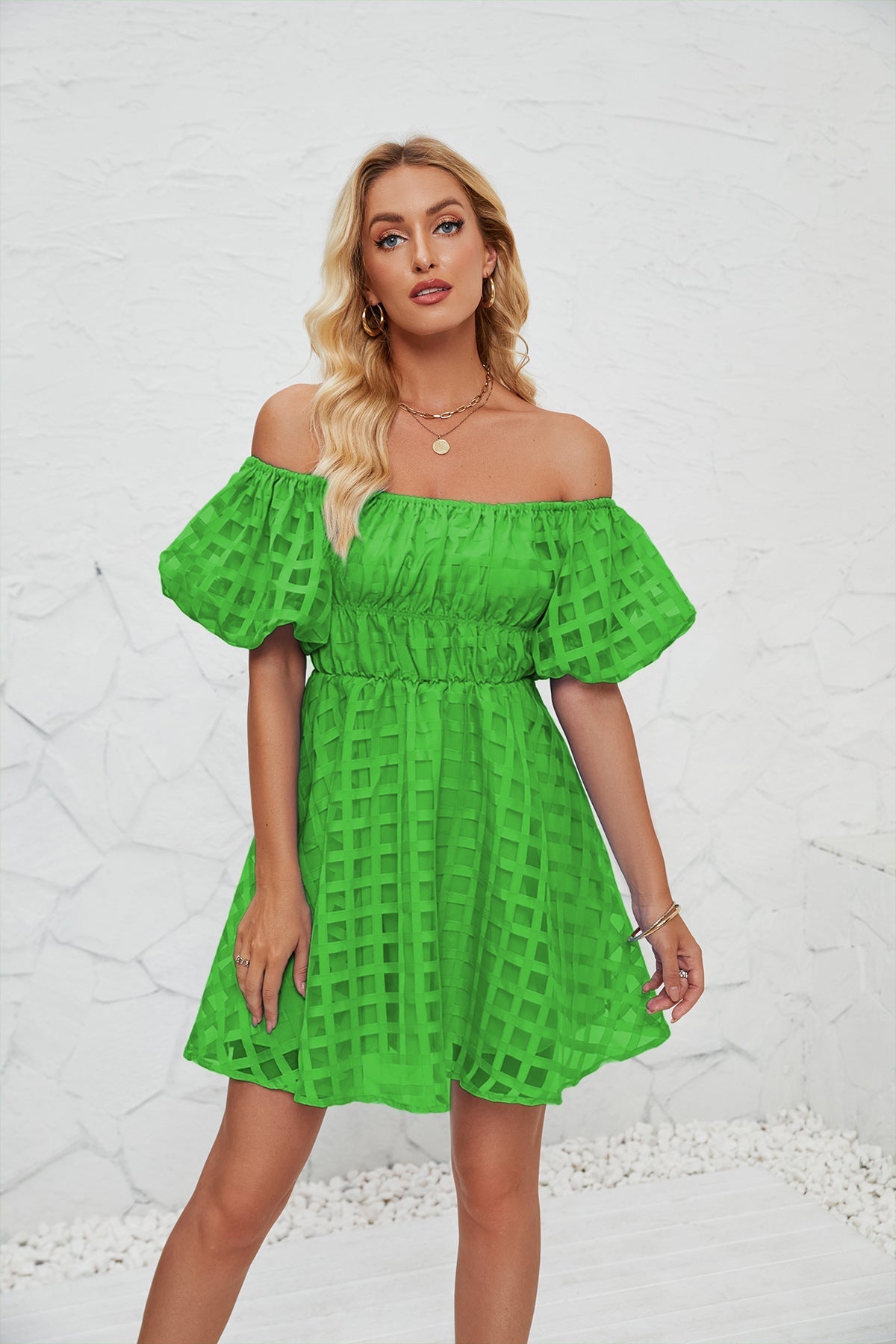 Damklänning Mini – Puffärmar – Fyrkantig Halsringning – Markerad Midja – Luftigt Tyg