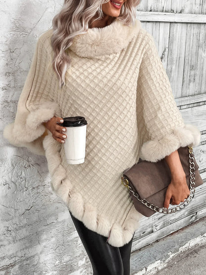 Dam Ponchosweater – Kabelstickad – Fuskpälsdetalj – Oversize – Turtleneck