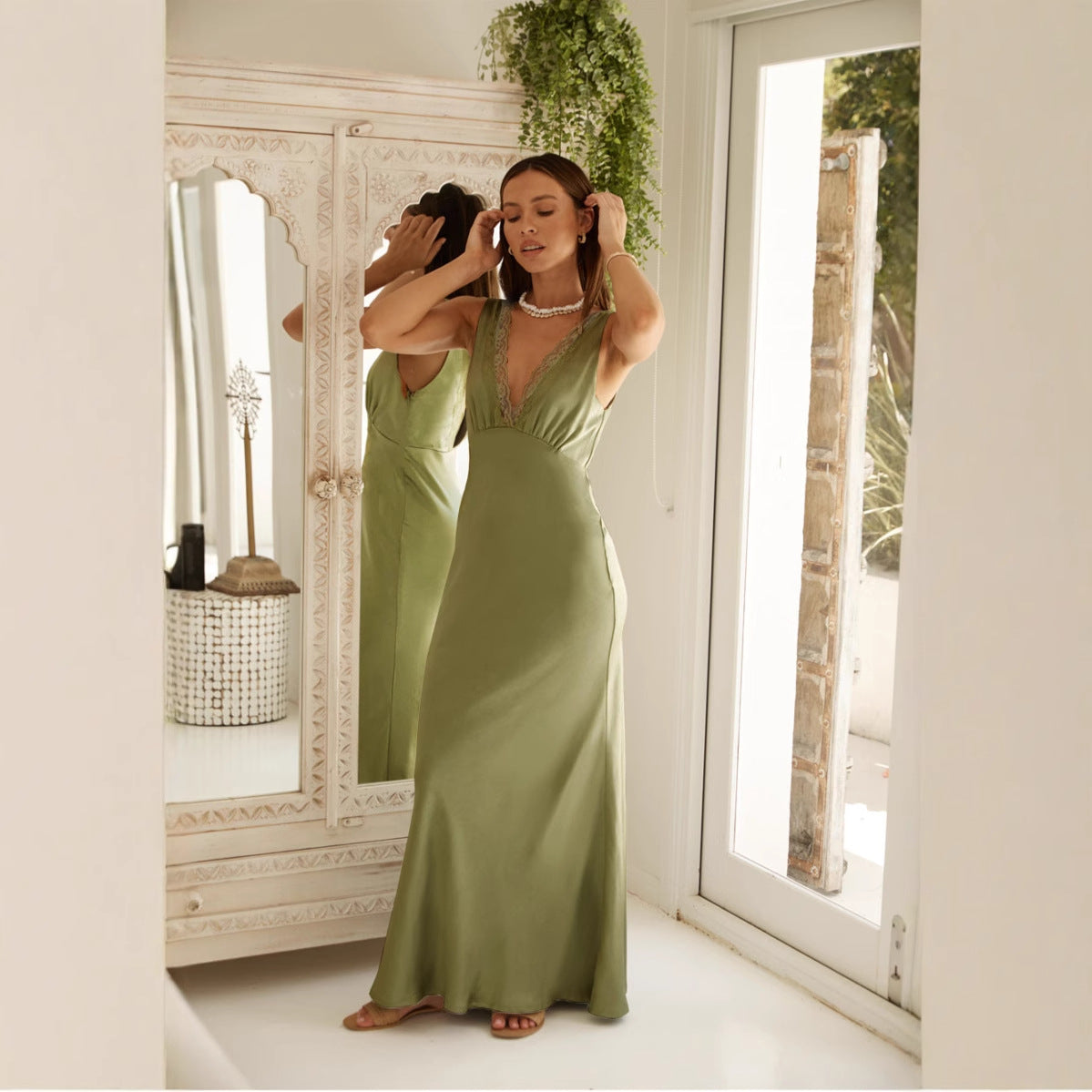 Damklänning – Satintyg – Smal passform – Ärmös V-ringning med spetsdetalj