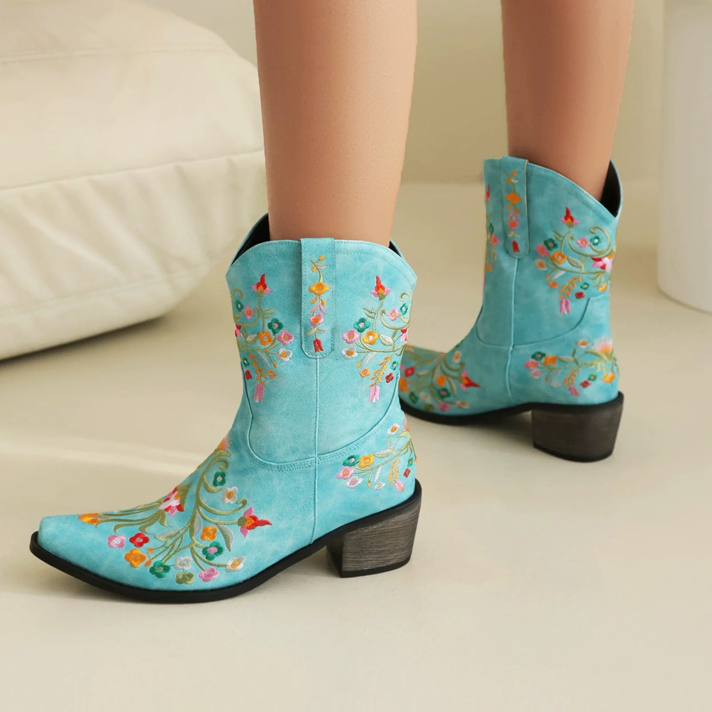 Damstövlar – Cowboymodell – Läder – Blommig Brodyr – Blockklack – Spetsig Tå