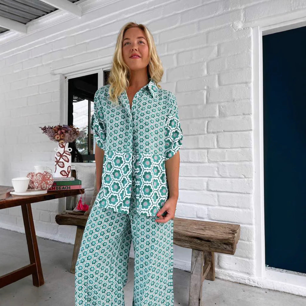 Damset med skjorta och byxor – bomullsblandning – avslappnad passform – geometriskt mönster – kortärmad skjorta med krage