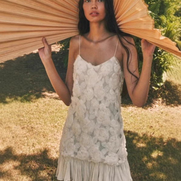 Damklänning – Miniklänning i chiffong – Slim fit – 3D-blommor – Ärmlös – Volangfåll