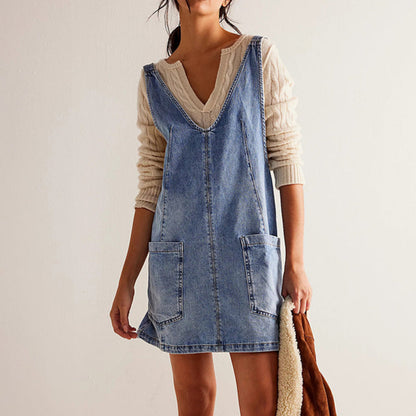 Damklänning – Avslappnad Passform – Naturliga Fibrer – Djup V-ringning – Ärmlös med Fickor