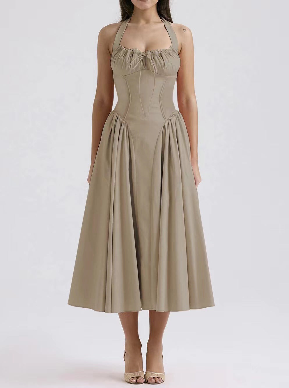 Damklänning – Slim Fit – Halterneck – Rygglös – Rynkad Liv – Midilång Vidd Kjol