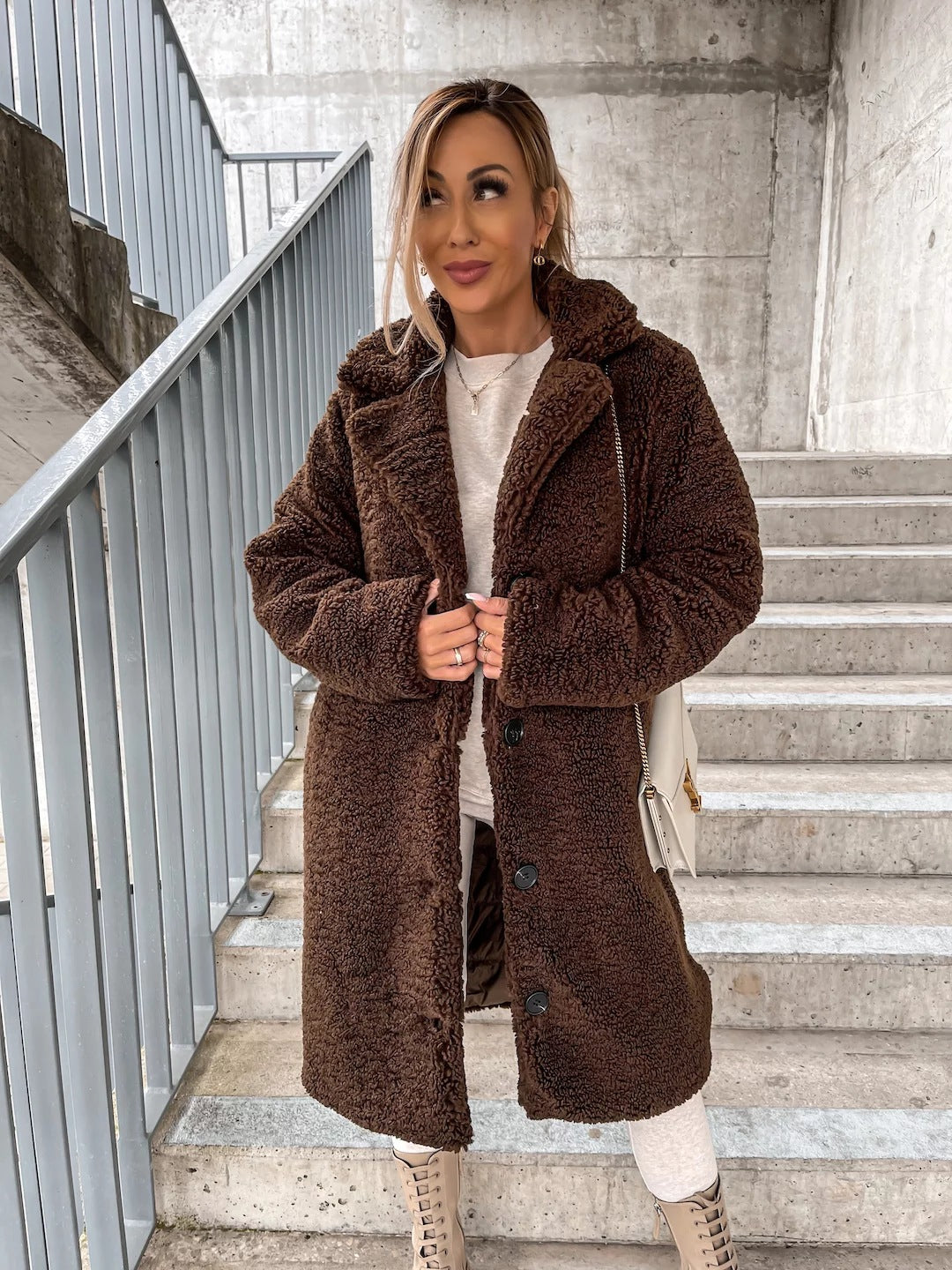 Dam Lång Lappa – Ullmix – Oversize Passform – Slagkrage – Knäppning – Fickor