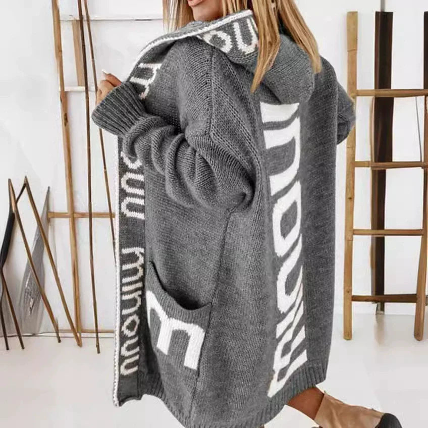 Damkofta – Oversized Passform – Stickad Ullblandning – Huva – Lång modell med fickor