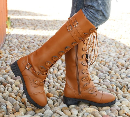 Damstövlar – Knähöga Snörade – Spänndetaljer – Strukturerad Läderkänsla