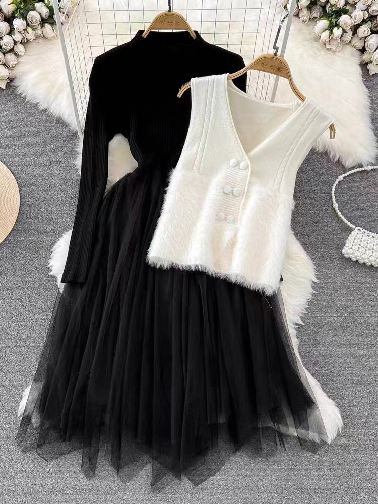 Damklänning i två delar – Figurnära stickad topp – A-linjeformad meshkjol – Västdetalj