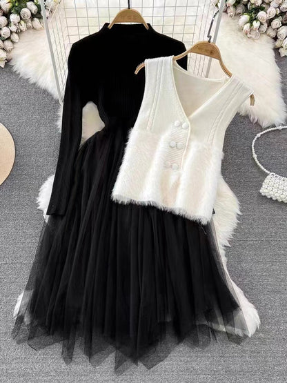 Damklänning i två delar – Figurnära stickad topp – A-linjeformad meshkjol – Västdetalj