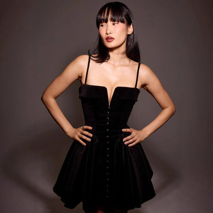 Damklänning mini – A-linjeformad – V-ringning – Sammet – Tunna axelband – Dekorknappar