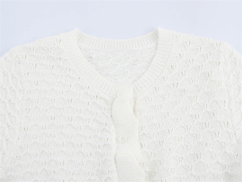 Damtröja med rund hals – Knappar framtill – Volangkant – Hålstickning – Långärmad